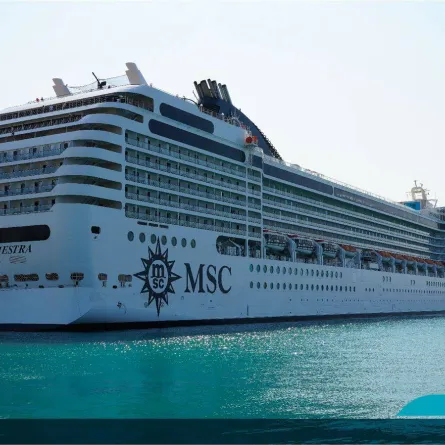 أول سفينة سياحية عابرة