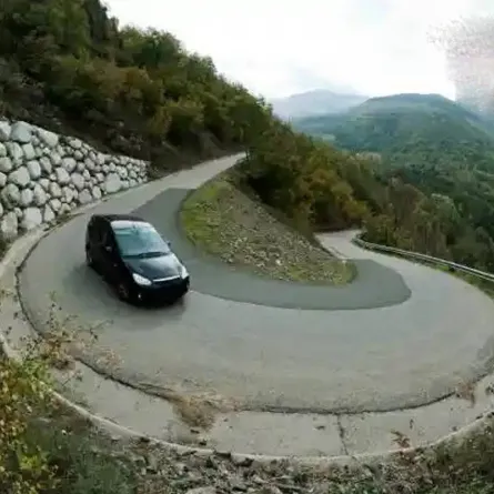 قيادة السيارة على المرتفعات والمنحدرات