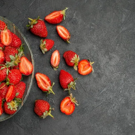 صورة لطبق يحتوى على الفراولة