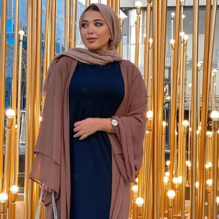 إطلالات عبايات وأزياء بدرجات الأزرق والبيج