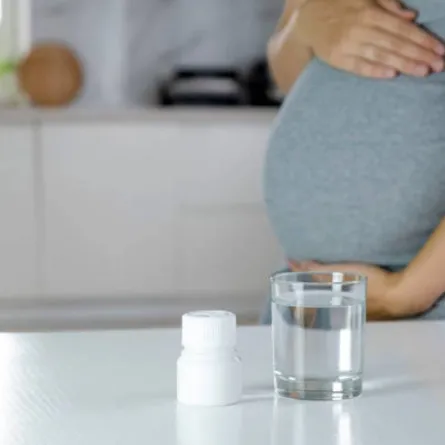 صورة لحامل تحرص على مكملات الحديد