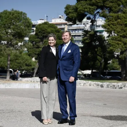 Netherlands's King Willem-Alexander (R) and Netherlands's Queen Maxima pose at the historic monument the White Tower during their visit in Thessaloniki on November 2, 2022. Sakis MITROLIDIS / AFP
