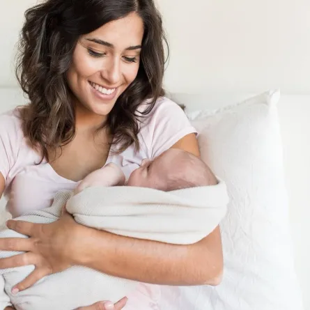 صورة لأم تحمل طفلها