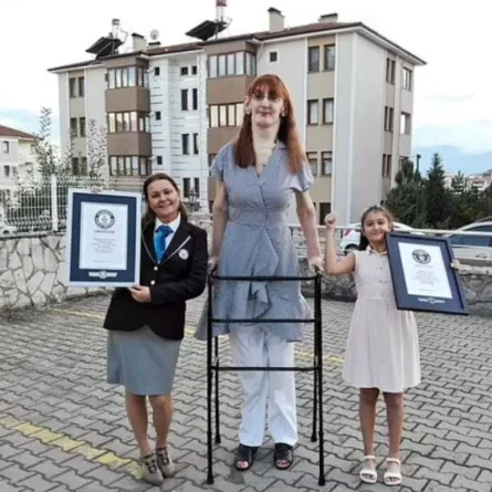 أطول امرأة بالعالم