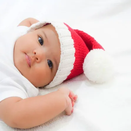 صورة لطفل رضيع يرتدي قبعة