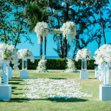 حفل زفاف منظّم بجوار البحر