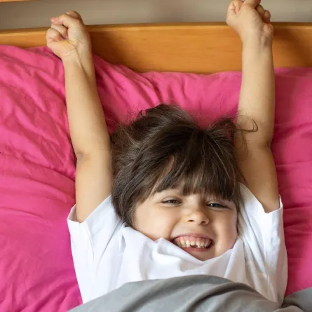 صورة لطفلة سعيدة راضية واثقة