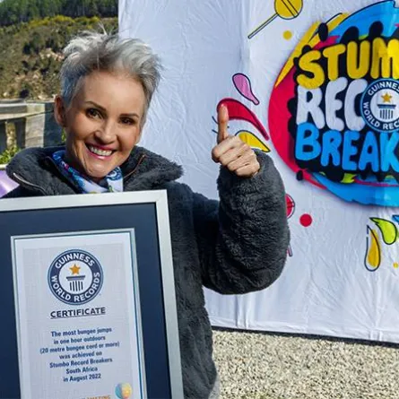 عجوز تقفز من قمة جبل بالحبال 23 مرة في ساعة واحدة تدخل موسوعة غينيس - الصورة من موقع غينيس