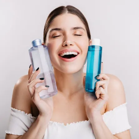 تنظيف البشرة - الصورة من Freepik 