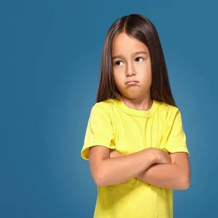 صورة لطفلة تبدو عليها الحزن