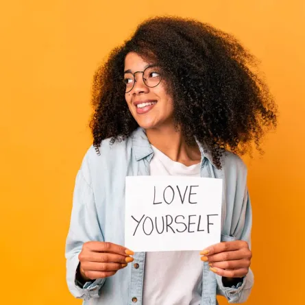 صورة لمراهقة تتقبل نفسها