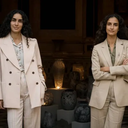 من اليمين، المصممتان تارا وتيسا ساخي