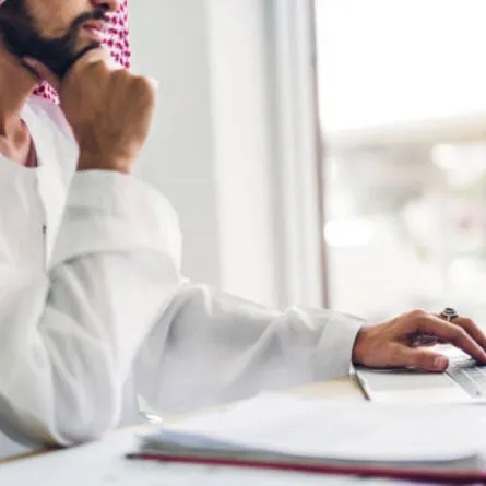 يعامل المواطن الخليجي معاملة السعودي من حيث العمل في المهن المقصورة على المواطنين