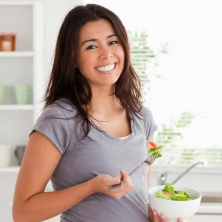 صورة لحامل تتناول سلطة الفواكه