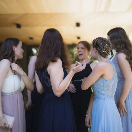  الصديقة الغيورة