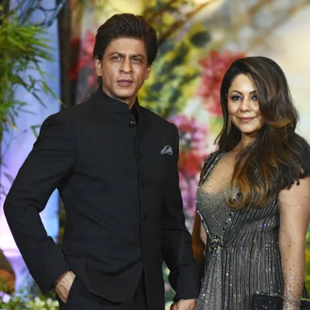 Indian Bollywood actor Shah Rukh Khan (L) and his with wife Gauri Khan pose for a picture during the wedding reception of actress Sonam Kapoor and businessman Anand Ahuja in Mumbai late on May 8, 2018. Sujit Jaiswal / AFP