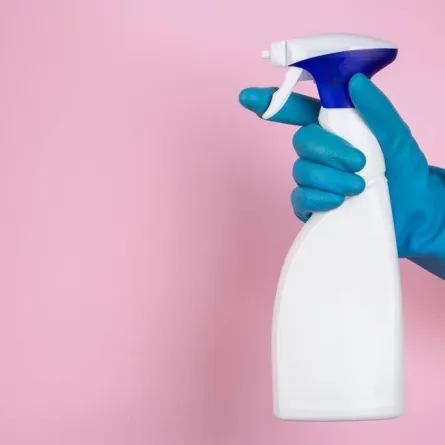 مبيّض الغسيل المُخفّف بالماء يؤدّي أعمالًا عدة في المنزل