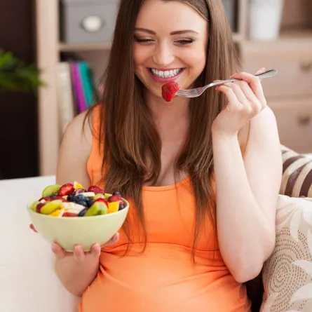 صورة لحامل تتناول سلاطة الفواكه