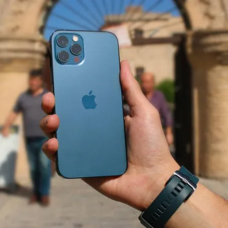 خطوات ضبط شريحة الـ eSIM على هاتف iPhone الجديد-unsplash