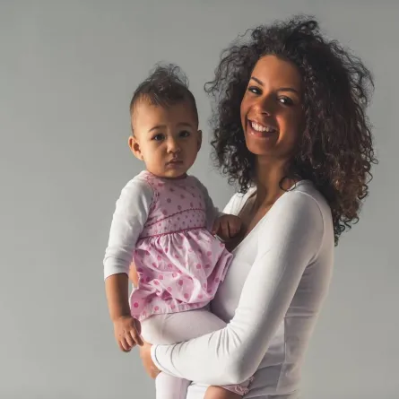 صورة لأم تحمل ابنتها