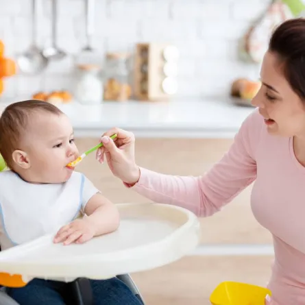 صورة لإطعام المولود