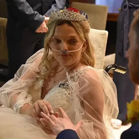 يفاجئ خطيبته مريضة السرطان بحفل زفاف على طريقة ديزني