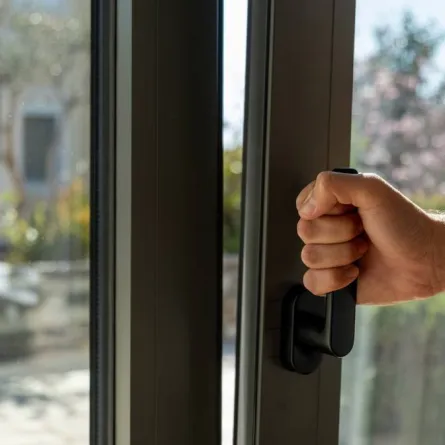 رجل يفتح نافذة المنزل