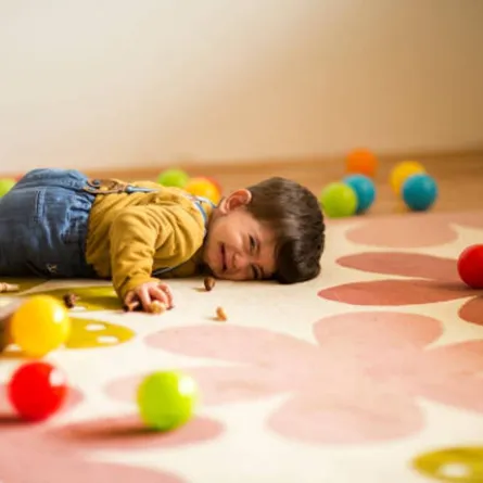 صورة لطفل يبكي في دار الملاهي