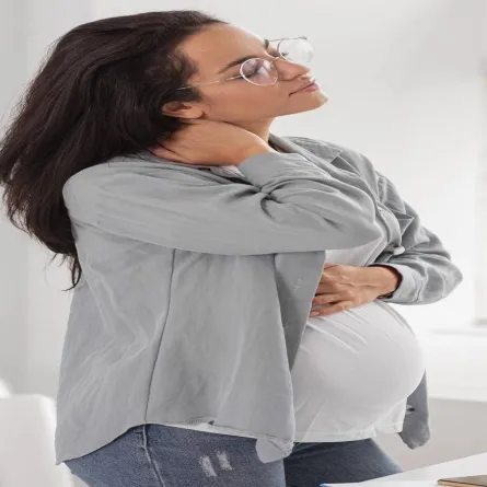 صورة لامرأة حامل تعاني من الألم