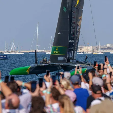 شارك في السباق أفضل الرياضيين في العالم لهذه اللعبة أمام آلاف المتفرّجين