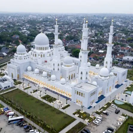 جامع الشيخ زايد الكبير في إندونيسيا. الصورة من تويتر الشيخ محمد بن زايد