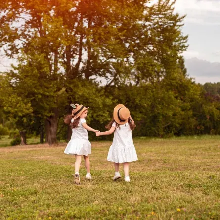 صورة لطفلتين في الطبيعة