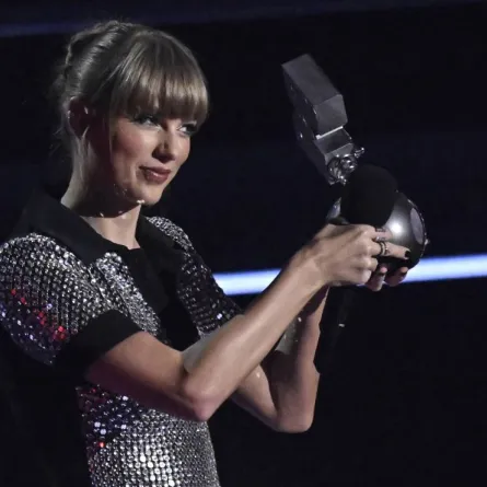 US singer-songwriter Taylor Swift poses with the award for "Best Video" during the 2022 MTV Europe Music Awards in Düsseldorf, on November 13, 2022. Sascha Schuermann / AFP