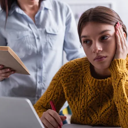 صورة لمراهقة قلقة حيرانة