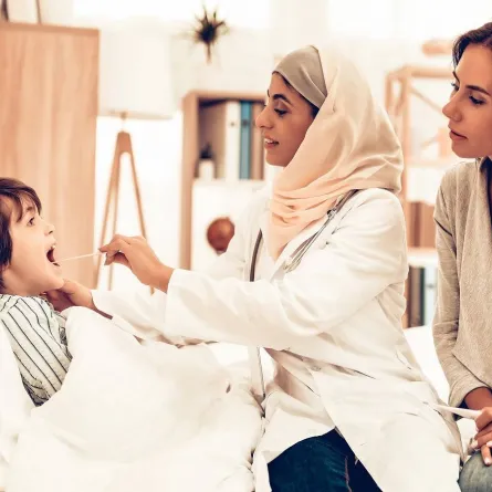 صورة لطبيبه تشخص طفل مريض