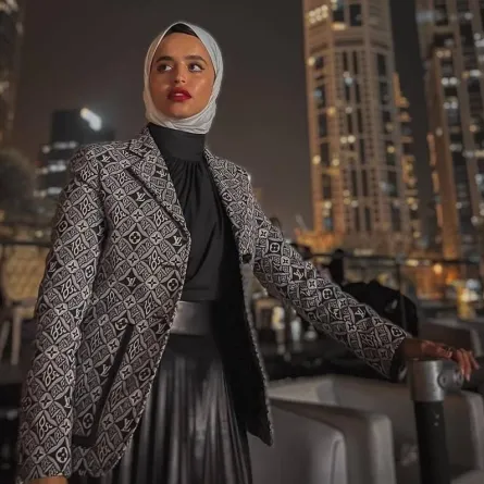 تنسيق اللون الأسود مع الرمادي من لولوة الخطاف