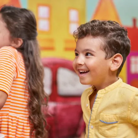 صورة لأطفال يشعرون بالسعادة