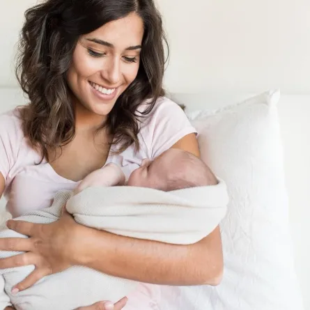 صورة لأم تحمل طفلها الرضيع