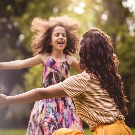 صورة لطفلة تحتضن والدتها