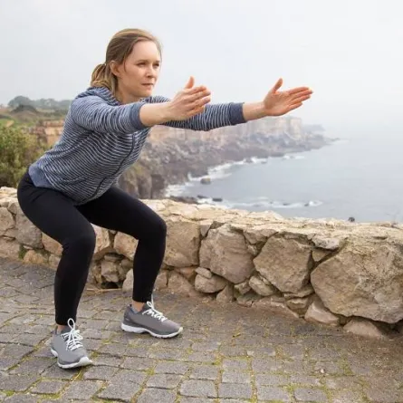 تساعد ممارسة تمارين القرفصاء أو الخفسة على تقوية عضلات الساقين والمؤخرة 