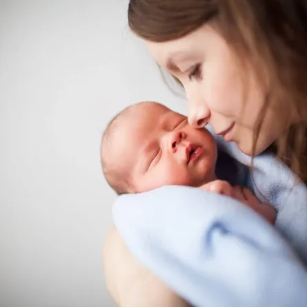 صورة لأم تحتضن طفلها الرضيع