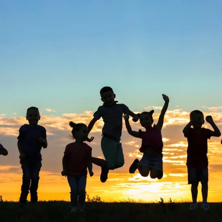 صورة لأطفال يمرحون