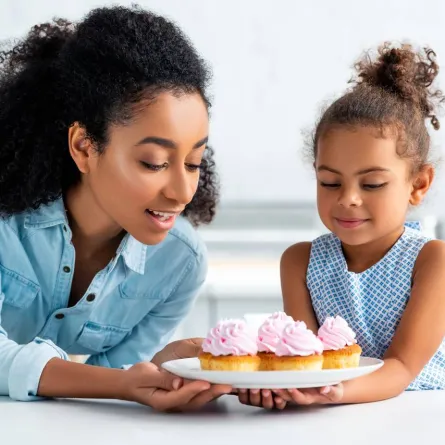 صورة لأم أعدت الكب كيك مع طفلتها