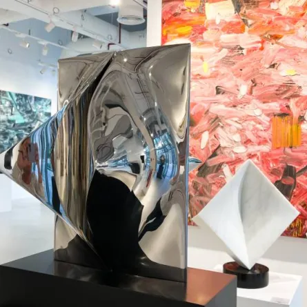 معرض أوبلونج للفن المعاصر يحفز التبادل الثقافي من خلال القطع الفنية