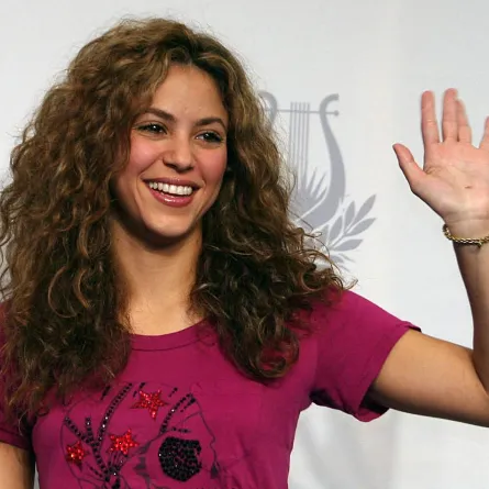 Colombian singer Shakira poses with her prize "OYE" she won for best song of the year in Spanish, in Puebla City, 05 October 2006. AFP PHOTO/ Ronaldo SCHEMIDT Ronaldo SCHEMIDT / AFP