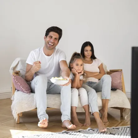 عائلة أمام التلفزيون