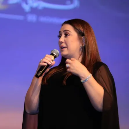 كندة علوش تتأثر على المسرح بعد العرض الخاص لفيلم السباحتان - مهرجان القاهرة السينمائي الدولي