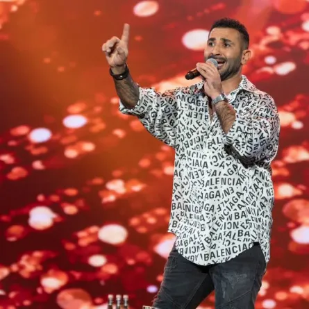 أحمد سعد على مسرح ابو بكر سالم - الصورة من حساب بنش مارك على تويتر