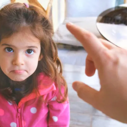 صورة لطفلة بلا مشاعر أمام لوم الأم