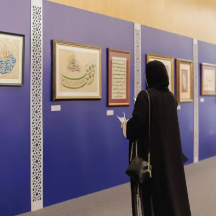 مركز جامع الشيخ زايد الكبير ينظم "معرض ملامح فنية". الصورة من "وام"